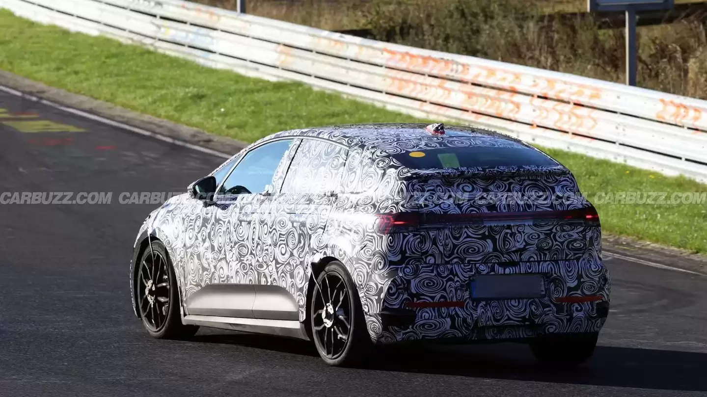 奥迪原型车现身纽北赛道：圆润车顶 + 分体大灯，预估为纯电版 Q2