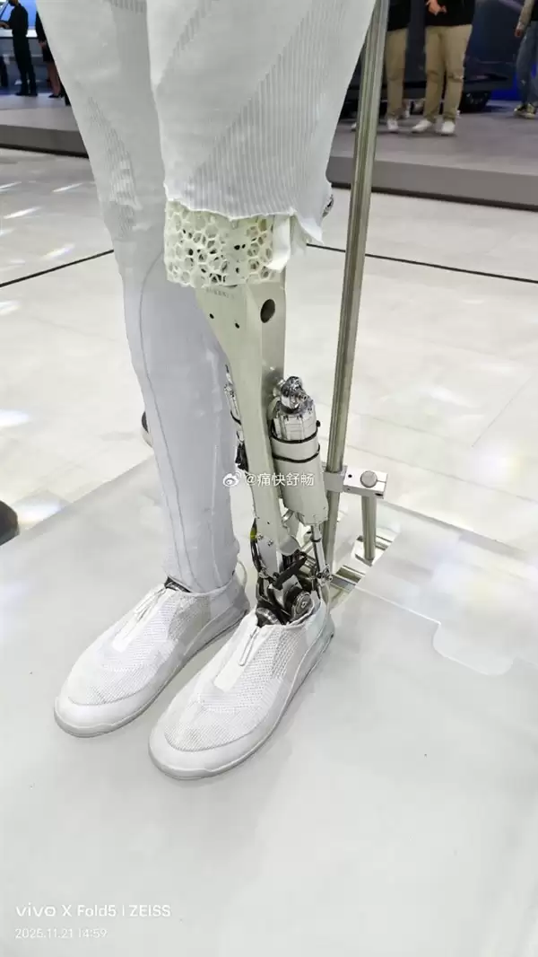 小鹏IRON机械骨骼细节照感受下：既酷又悲壮