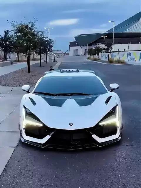 性能与环保兼修,混动超跑重塑速度标杆