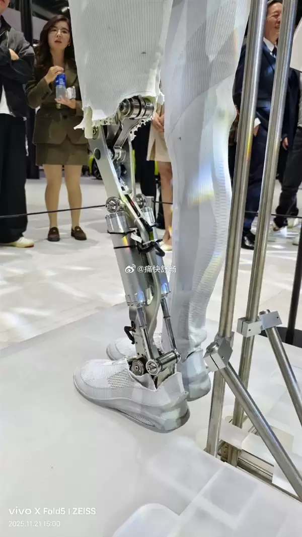 小鹏IRON机械骨骼细节照感受下：既酷又悲壮