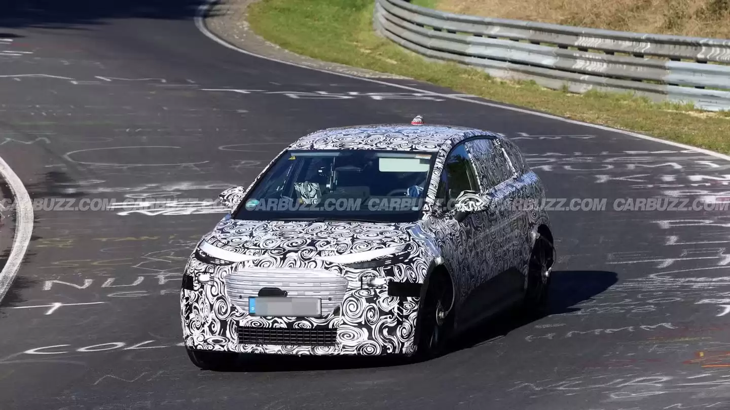 奥迪原型车现身纽北赛道：圆润车顶 + 分体大灯，预估为纯电版 Q2