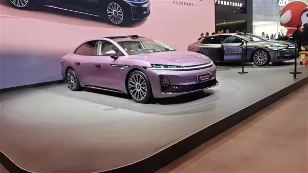 一键变尊贵四座!广汽昊铂A800内饰公布:全球首创2+1变形座椅