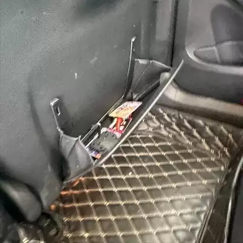 奔驰C级后排储物袋固定绳断裂频发