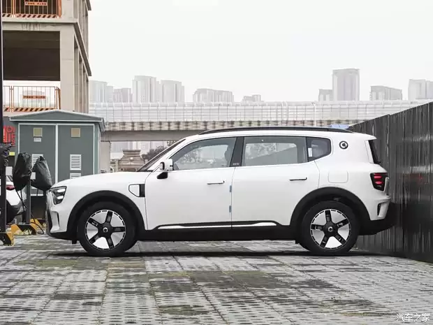 全新一代奔驰GLB即将亮相，配三联屏+纯电动