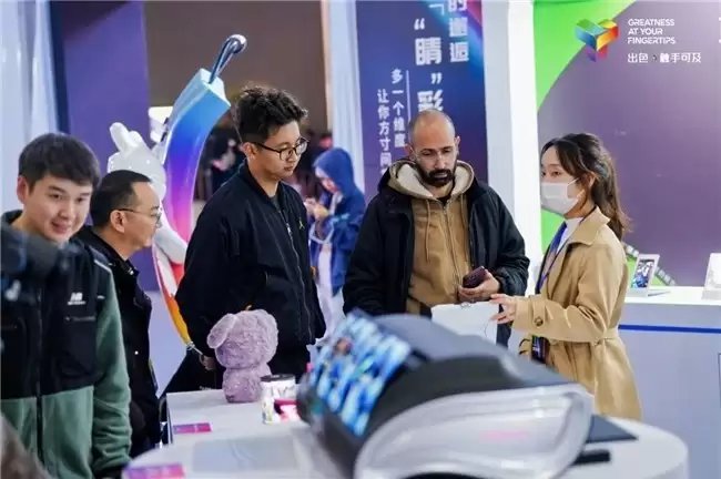 会“弯腰”的大屏？维信诺联合康宁给出车载显示新答卷