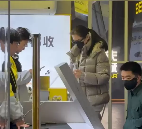 李想夫妇现身二手手机回收店 网友：百亿富豪真会过日子