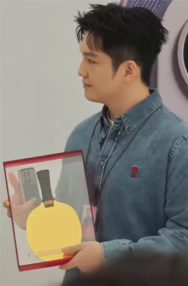 樊振东空降深圳小米之家任一曰店长 小米赠送黄金球拍