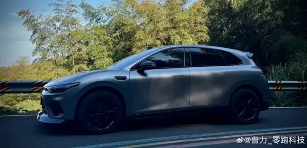 零跑Lafa 5 Ultra实车曝光 曹力大赞：操控非常棒 颜值很抗打