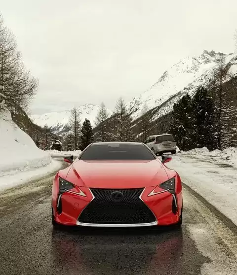 雷克萨斯LC500黑标版:冬日中的优雅猛兽