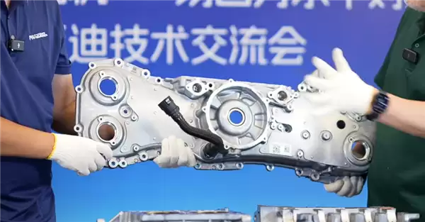 突破百余年技术壁垒!比亚迪2.0T水平对置发动机全网首拆