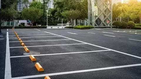 小区停车难迎破解：智能管理+资源共享