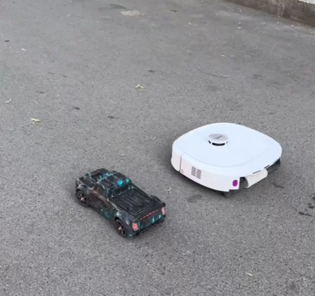 男子改装扫地机器人 速度超越遥控赛车