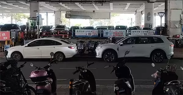 问界M9亲民平替 宝骏华境S实车曝光：用上舱内激光视觉