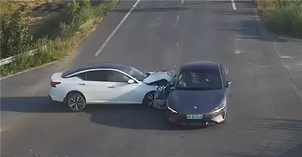 江西吉水路口车祸警示：减速让行保安全