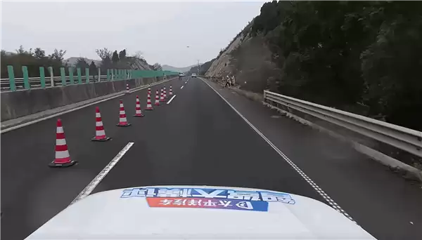 13款车高速辅助驾驶遇事故横评:华为系封神 全系车型满分通过