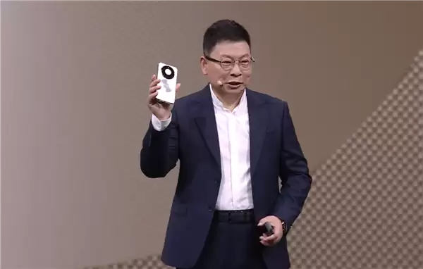 华为Mate 80系列首发亮相！余承东手持真机：8字双环 外观独一无二