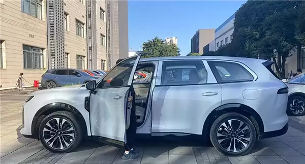 问界M9亲民平替 宝骏华境S实车曝光：用上舱内激光视觉