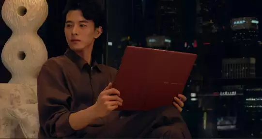 26999元 华为MateBook Fold瑞红配色发布：温润素皮设计