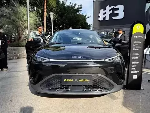 smart精灵3联名Keith Haring艺术款亮相广州