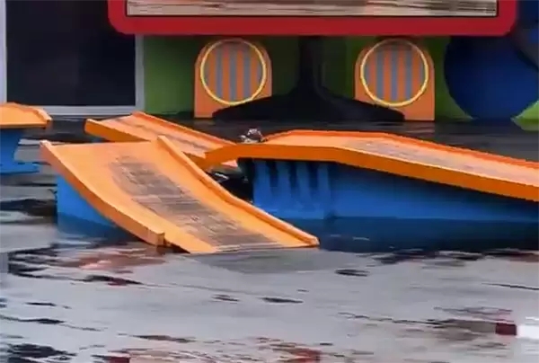 阴沟里翻船 巴西知名特技摩托车手表演秀上撞断脖子身亡