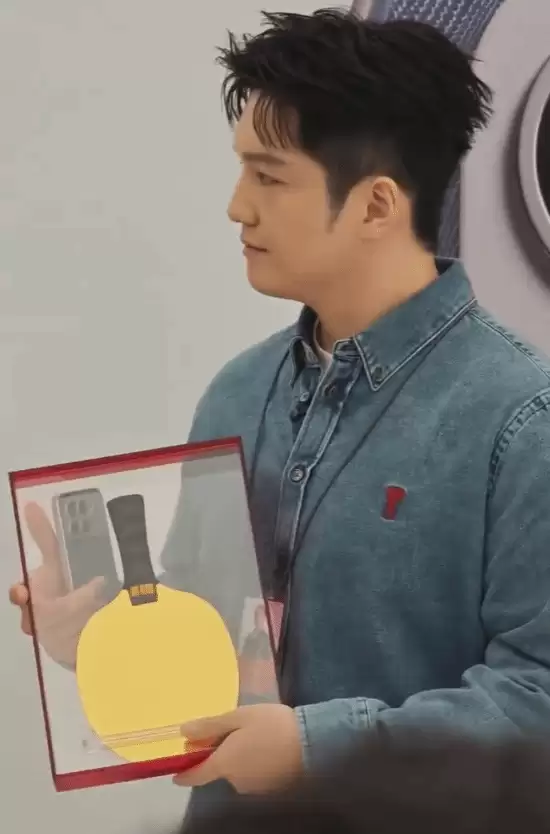 樊振东任REDMI冠军大使 担任一日店长引爆粉丝热情