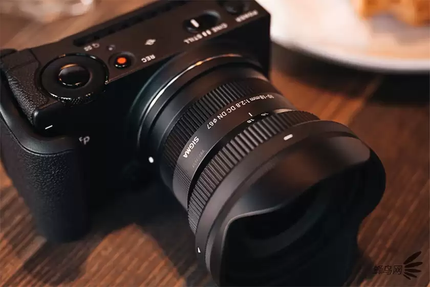 适马第二支RF卡口镜头 适马10-18mm F2.8 DC DN 适马第二支RF卡口镜头 适马10-18mm F2.8 DC DN