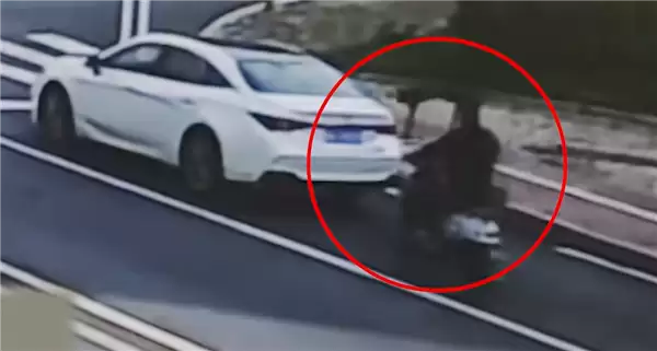 男子骑车追尾汽车要负全责后急了：我是弱势群体 还受伤了