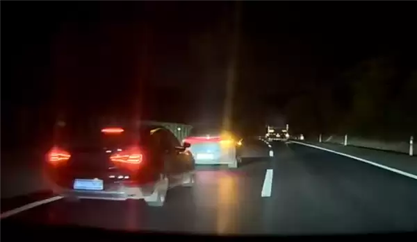 轿车和大货车并行压车10分钟 特斯拉Model Y司机出手了