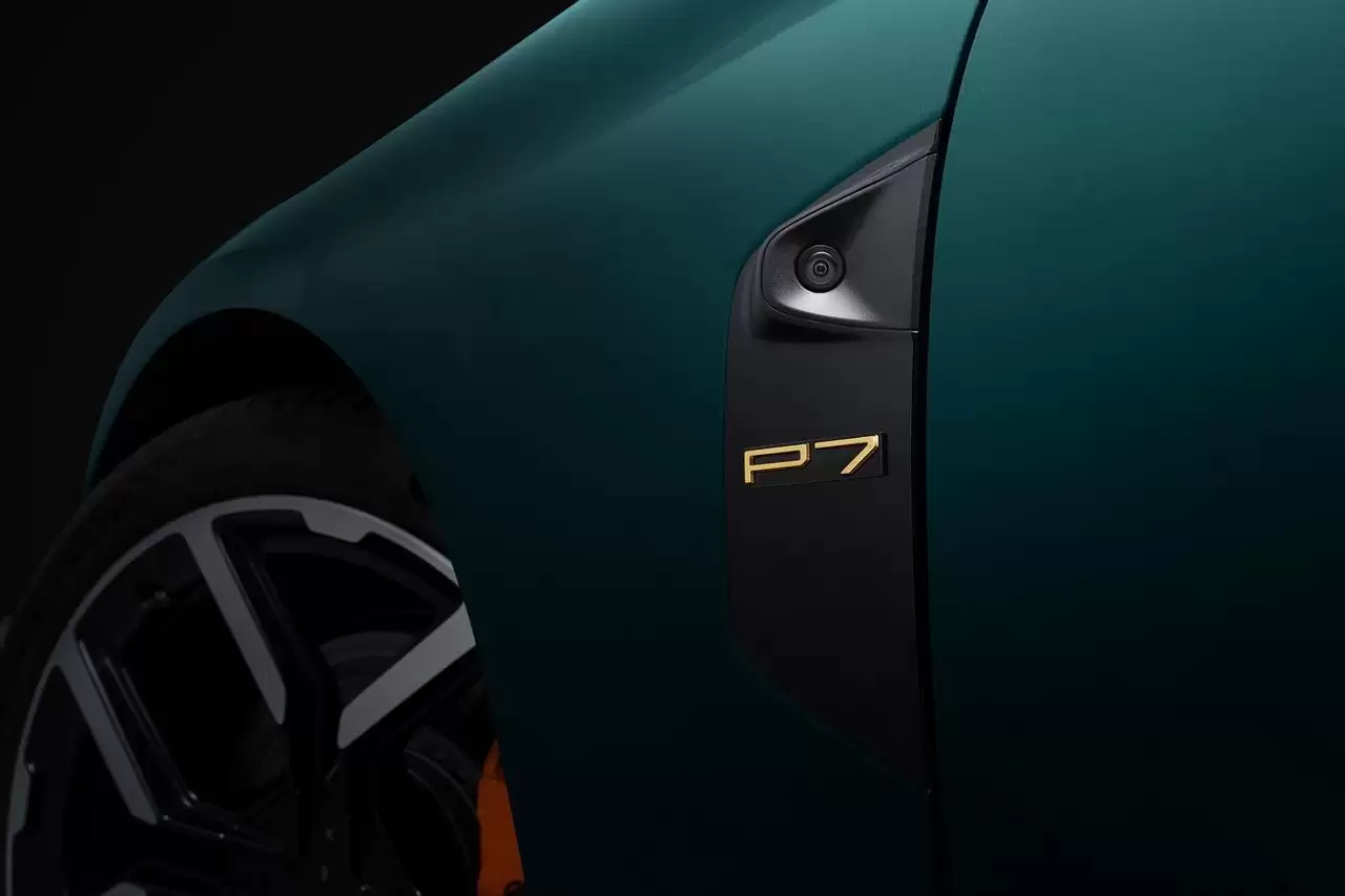 全新小鹏 P7 专属车标免费从 18K 金升级为 24K 金