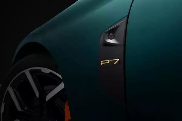 小鹏宣布P7车标从18K金升级24K金：年底前下单均可获得