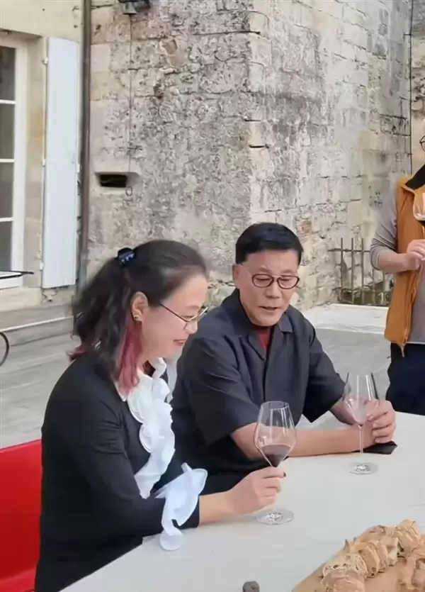 李国庆现身法国度假：与白月光妻子喝交杯酒 甜蜜对视