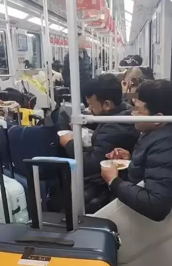 满车厢咖啡味!数名外国人在车厢内吃馅饼 上海地铁回应