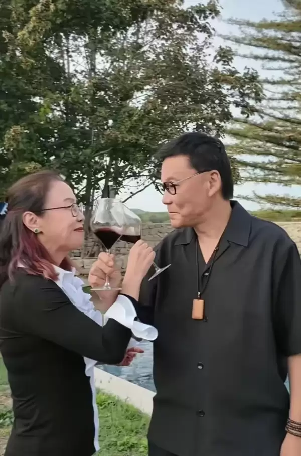 李国庆现身法国度假：与白月光妻子喝交杯酒 甜蜜对视