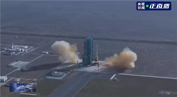 中国首次应急发射！神舟二十二号飞船发射升空 无人状态 满载货物上太空