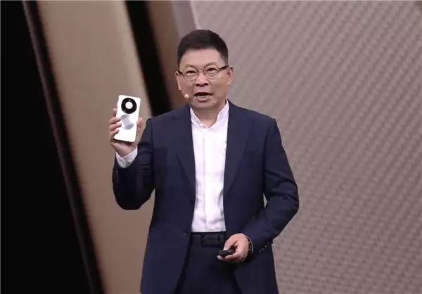 华为Mate 80系列首发亮相!余承东手拿真机:8字双环+外观独一无二