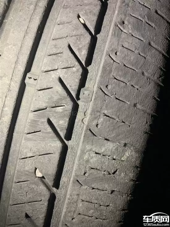 大众速腾遭车主集体投诉:质保期内原车轮胎开裂