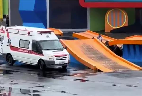 阴沟里翻船 巴西知名特技摩托车手表演秀上撞断脖子身亡