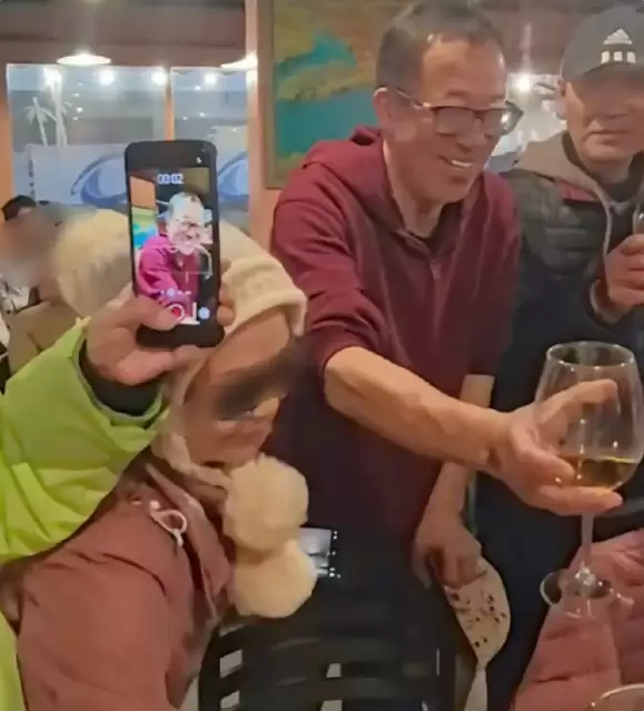 俞敏洪全员信翻车风波后被偶遇:请粉丝吃了三只帝王蟹