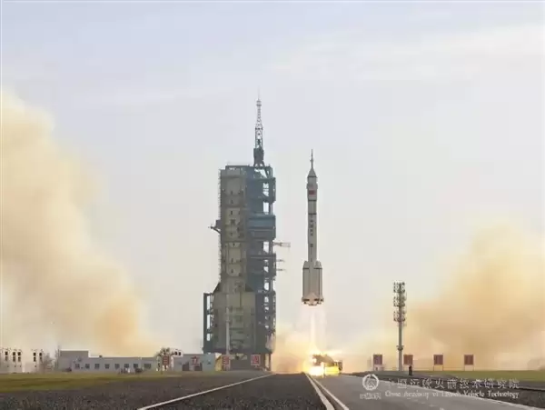 首次应急发射!神舟二十二号飞船发射圆满成功:无人乘座