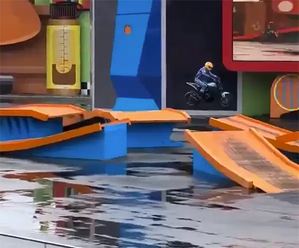 阴沟里翻船 巴西知名特技摩托车手表演秀上撞断脖子身亡