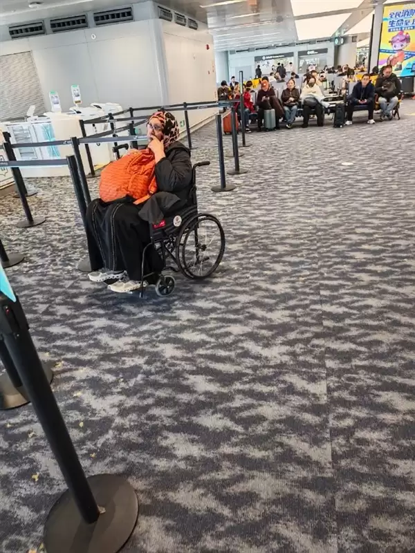 健全印度人坐轮椅引热议 被指浪费公共资源：杭州机场回应了
