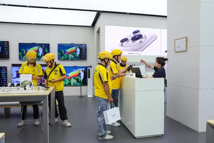 华为新款旗舰Mate 80系列即将发布,将通过美团闪购同步首发