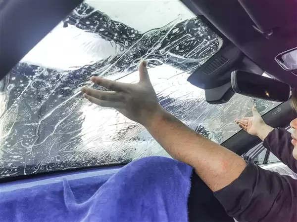 告别“野蛮施工”!汽车玻璃膜、改色膜统一施工标准明年实施