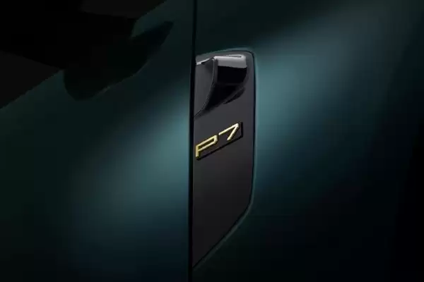 小鹏宣布P7车标从18K金升级24K金：年底前下单均可获得