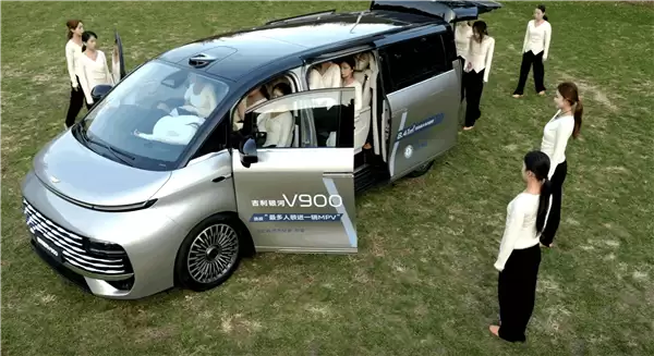 一车装下42人!吉利银河V900成功挑战吉尼斯世界纪录