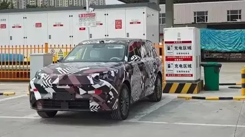 长城魏牌全新旗舰SUV内饰曝光,800V混动+4.4秒破百