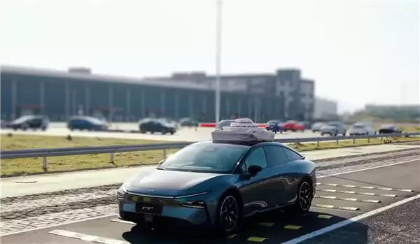 小鹏P7+上市一周年官方整活:车顶载32寸大蛋糕平稳过减速带