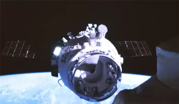神舟二十二号飞船与空间站快速交会对接成功:将承担神二十一乘组返回任务