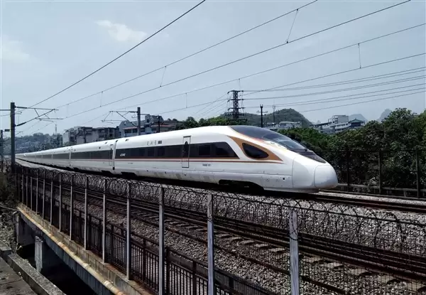 西十高铁全线铺轨贯通：西安至武汉从5小时缩至2.5小时