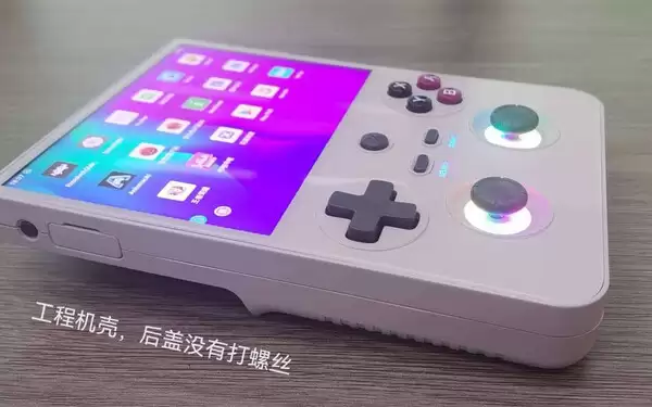 ANBERNIC 安伯尼克 RG477V 掌机规格曝光：天玑 8300 芯片，1280*960 120Hz 屏幕